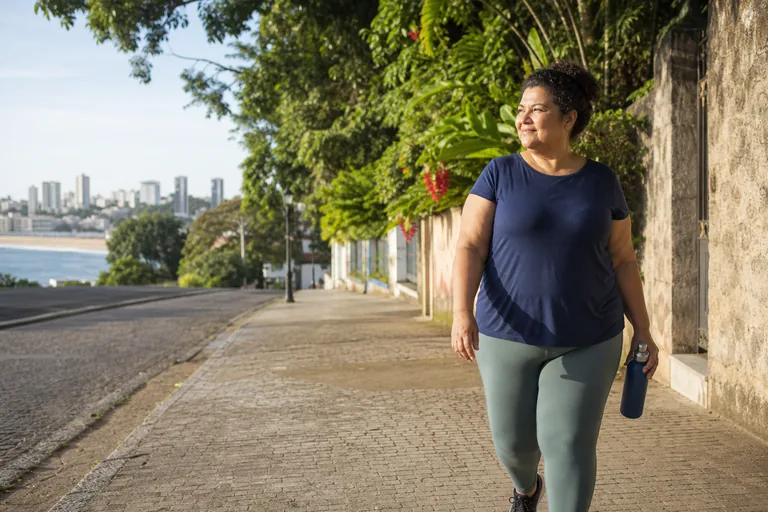 Pessoa caminhando ao ar livre em uma rotina possível