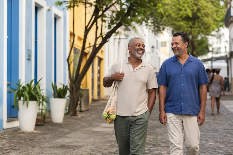 Homens maduros caminhando com autonomia e convivência