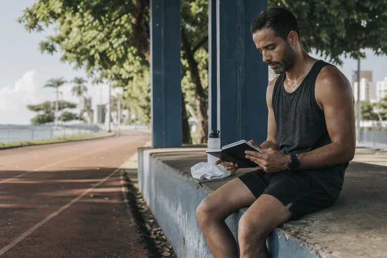 Atleta revisando seu planejamento durante a recuperação